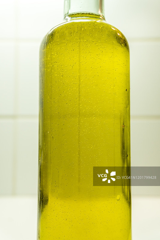 特写的瓶子装满了橄榄油图片素材