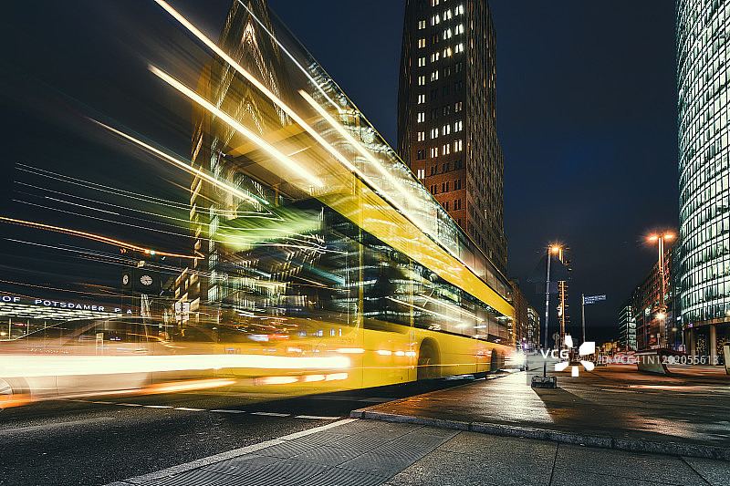 蓝色时间波茨坦广场上的黄色公共汽车图片素材