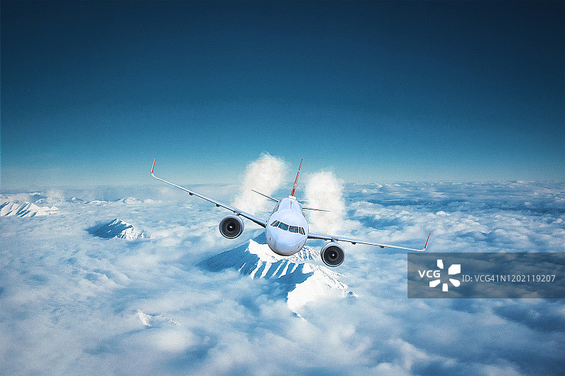 客机在云层上空飞行时转向图片素材