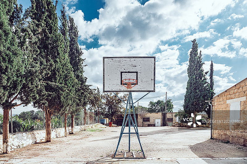 篮球场对天图片素材