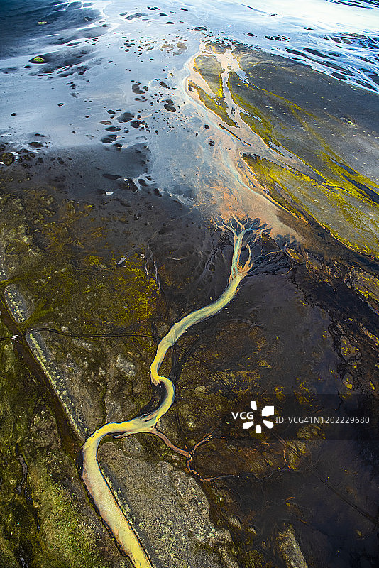 冰岛流动冰川河的直升机视图图片素材
