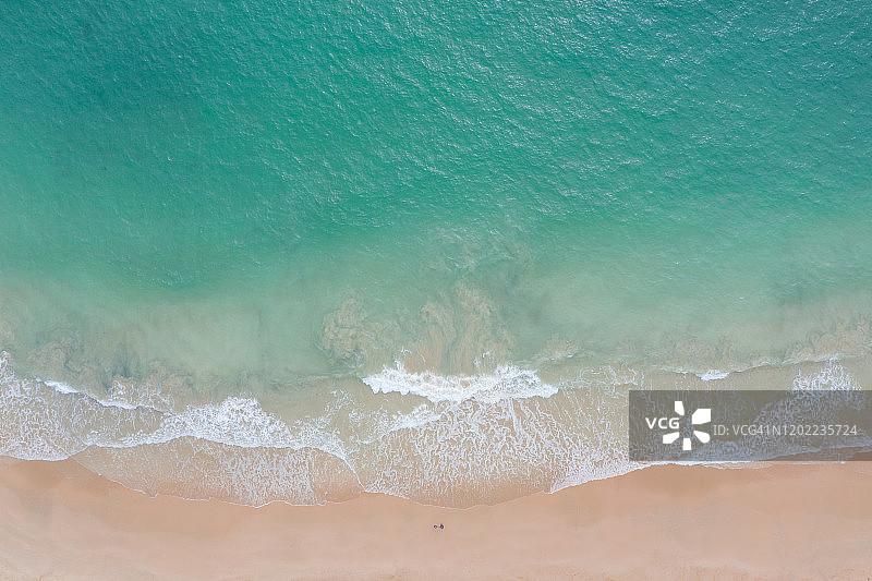 一架无人机拍摄的夏天的海滩和大海图片素材