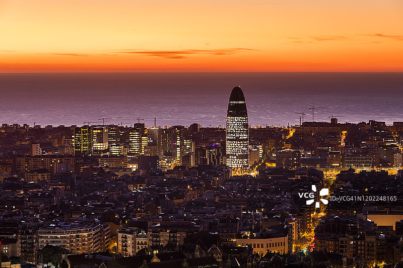 西班牙巴塞罗那的日出景观。巴塞罗那城市全景图片素材