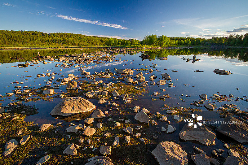 在坎大拉克沙附近的泽勒诺博尔斯基村，Kovdozero湖上有石头和清澈的水。科拉半岛,俄罗斯。图片素材