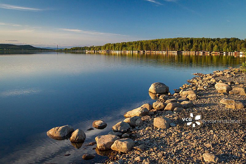 坎大拉克沙附近Zelenoborsky村的Kovdozero湖。科拉半岛,俄罗斯。图片素材