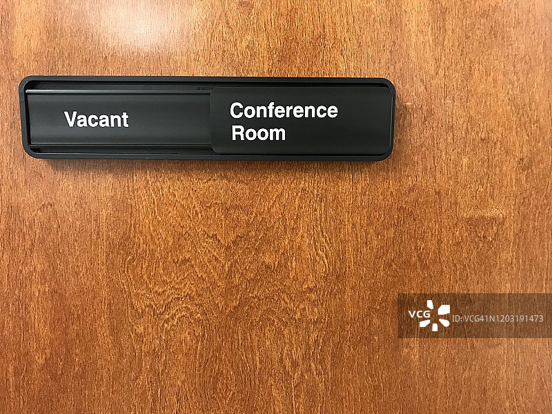 木门上的会议室空置标志图片素材