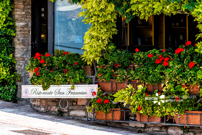 意大利翁布里亚的历史小镇，夏日街道上的餐馆招牌图片素材