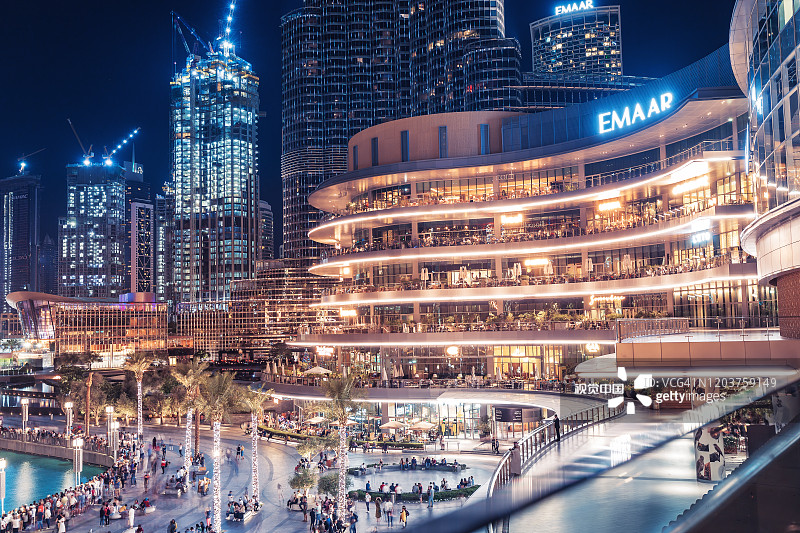 晚上进入著名的照明迪拜购物中心图片素材