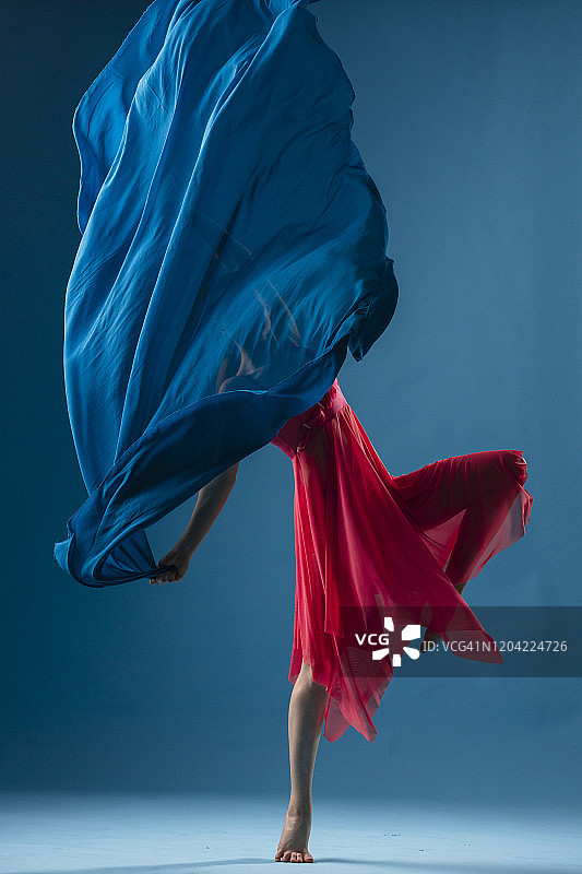 蓝色背景的布料舞者图片素材
