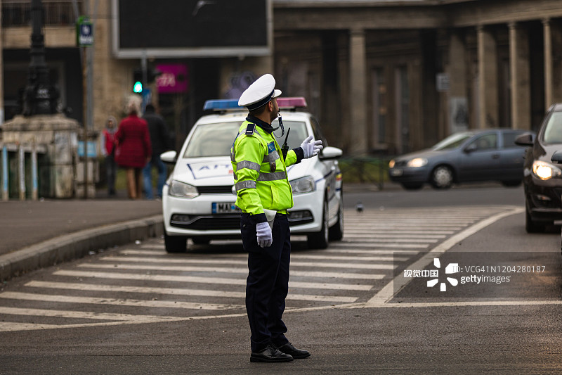 2020年，罗马尼亚首都布加勒斯特，早高峰时段，罗马尼亚交通警察在指挥交通图片素材