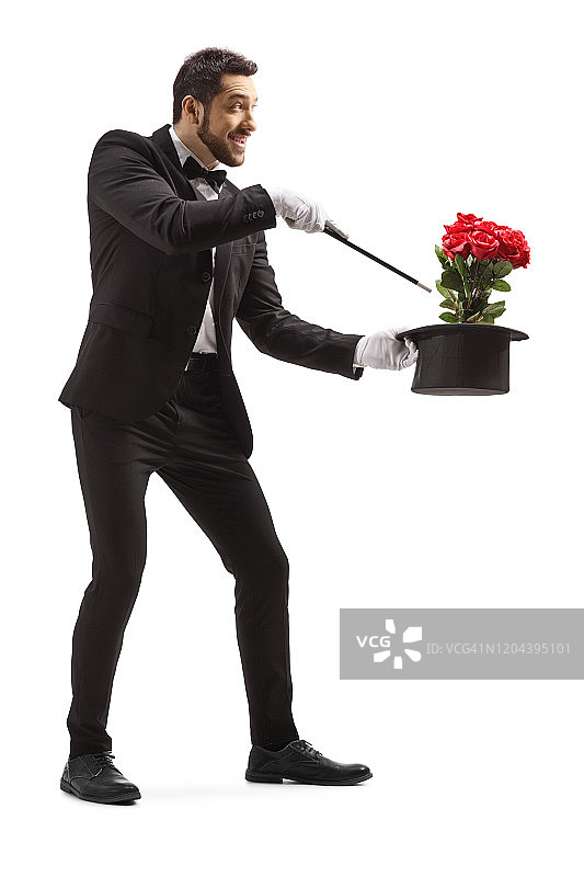 魔术师用帽子和红玫瑰表演魔术图片素材