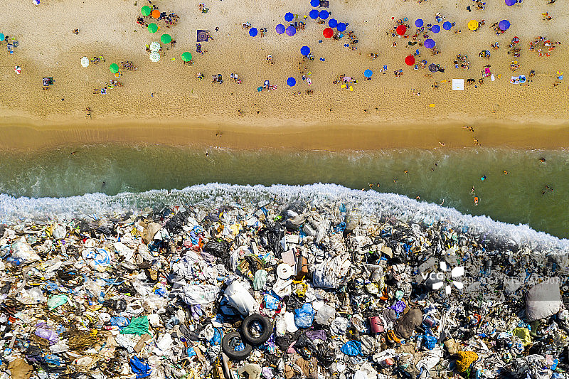 热带海滩和水里的垃圾。用塑料和垃圾污染海洋的概念图片素材
