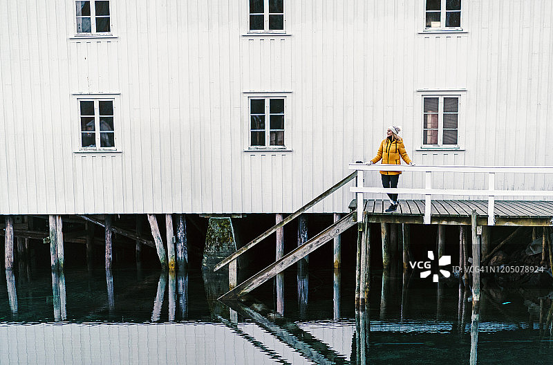 游客在挪威罗浮敦哈姆努瓦的码头上图片素材