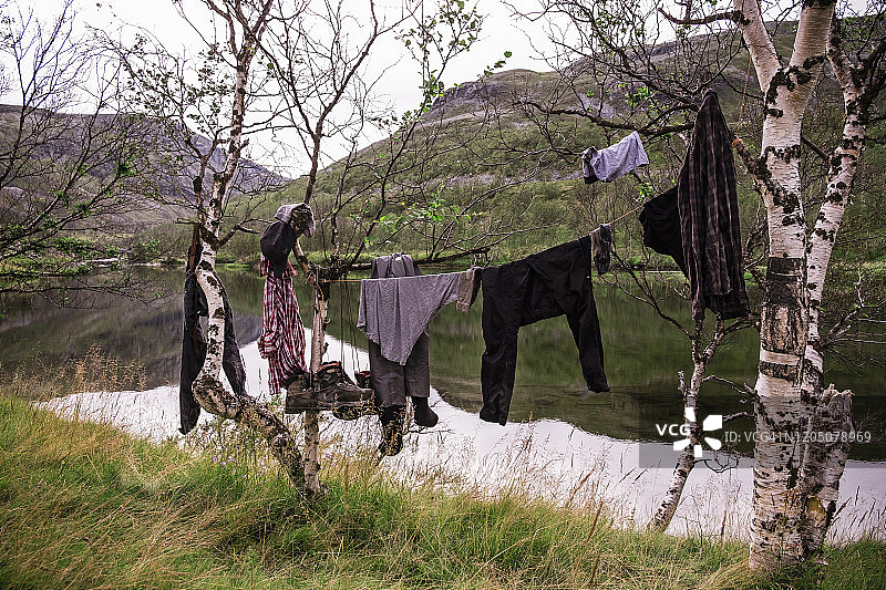 挪威拉克塞夫乡间的晒衣绳上挂着远足的衣服和靴子图片素材