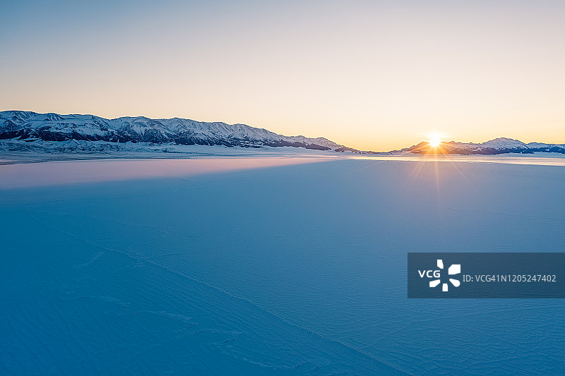 日出时冰冻的湖泊自然景观图片素材