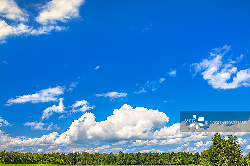 夏日田园风光一片蓝天白云图片素材