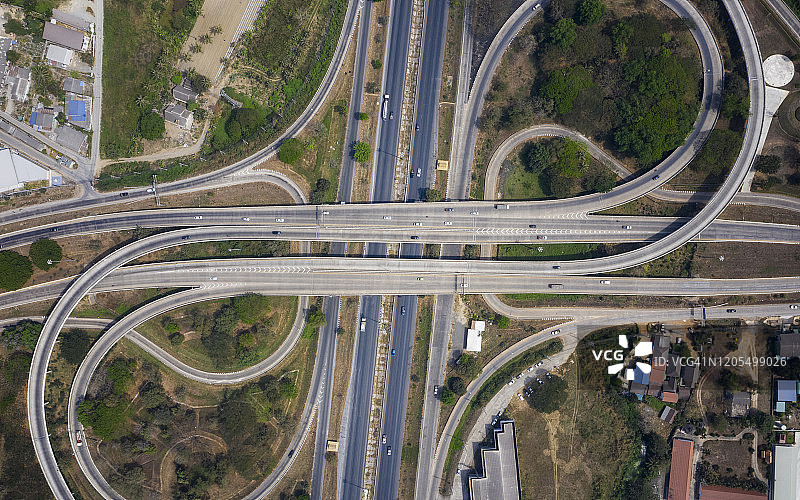 鸟瞰图公路公路交叉口，环岛或环形交通或未来的概念运输。图片素材