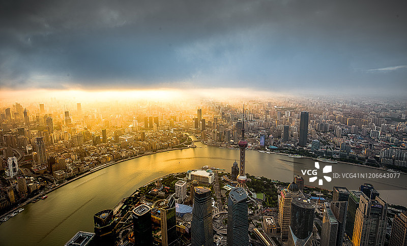 黄昏时分的上海城市景观图片素材