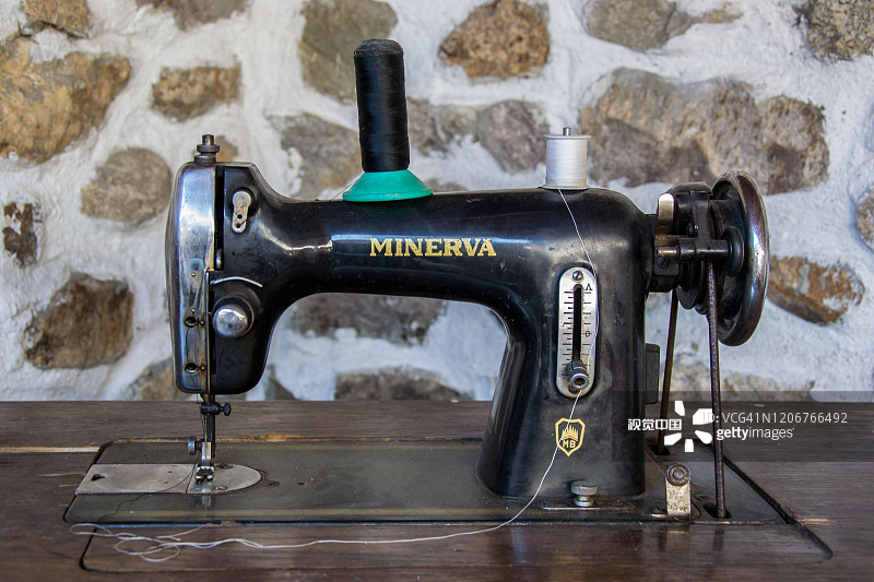 老式缝纫机，老式密涅瓦图片素材