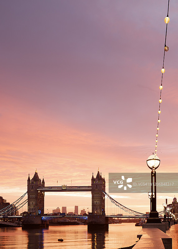 粉红天空下的伦敦塔桥图片素材