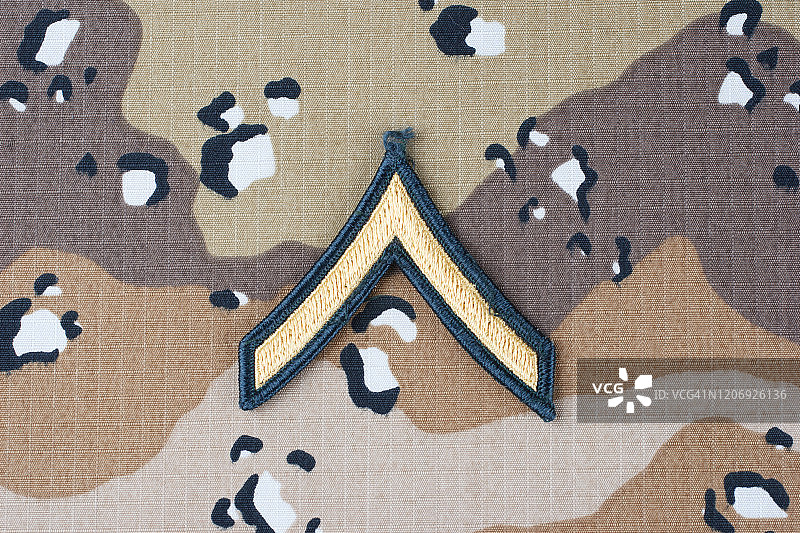 沙漠迷彩服背景上的美国陆军二等兵军衔补丁图片素材
