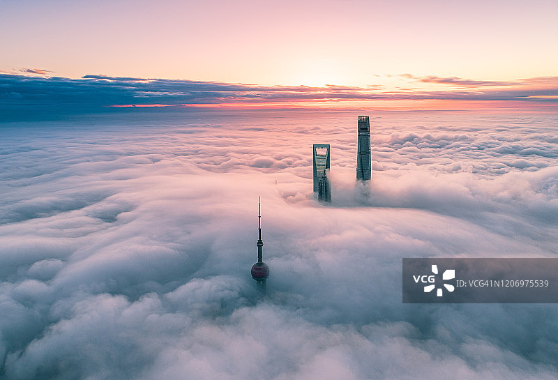 黎明时上海有雾图片素材