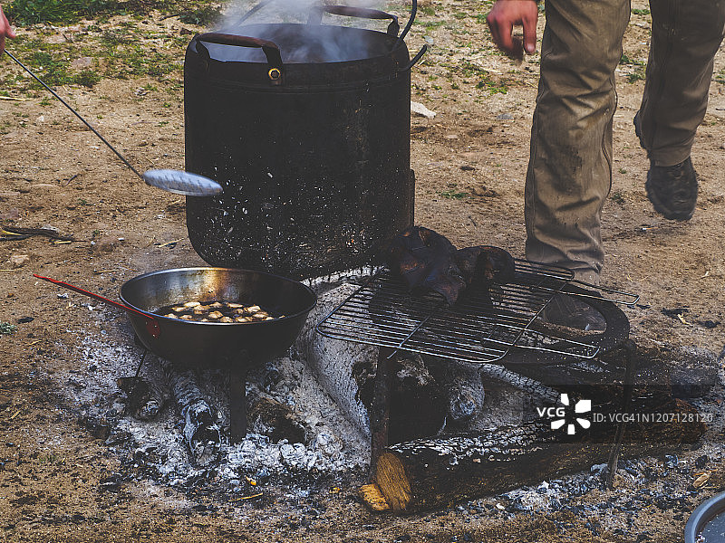 在Pelabravo的Matanza传统del Cerdo节。在街边的篝火上用老式的锅碗瓢盆做饭图片素材