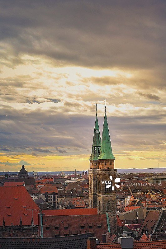 纽伦堡老城的田园诗风景在日落时天空，德国，欧洲图片素材