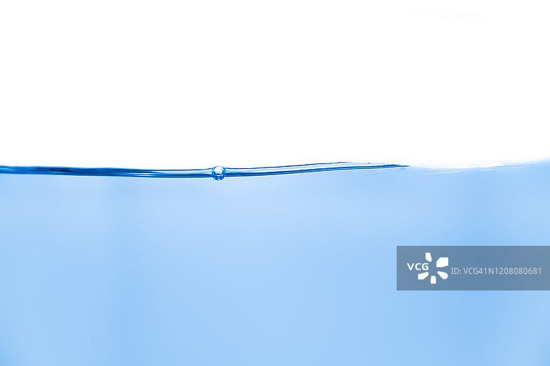 蓝色的水面与泡沫和水溅在白色的背景图片素材