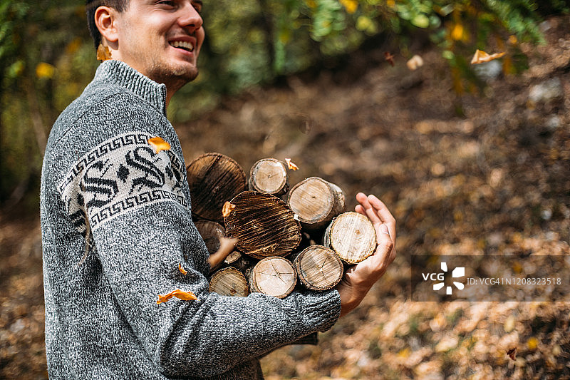 秋天在森林里收集木材的快乐的人图片素材