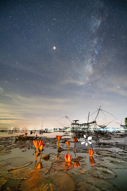 在泰国颂卡，星夜湖和热带海洋与银河图片素材