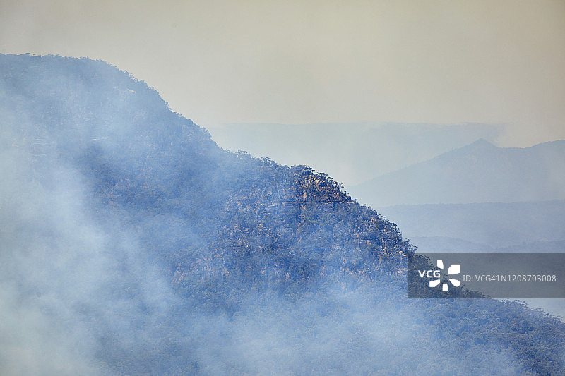 在澳大利亚的蓝山中，森林大火在蓝山山脊上产生了烟雾图片素材