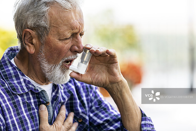 老年人使用哮喘泵图片素材