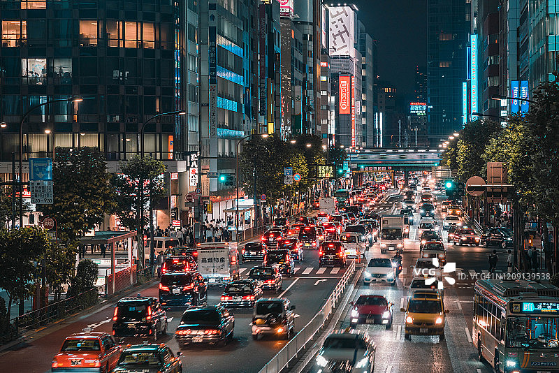 东京新桥拥挤的街道图片素材