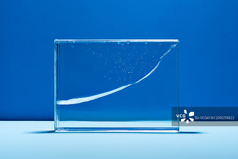 玻璃盒中的水波抽象线图图片素材