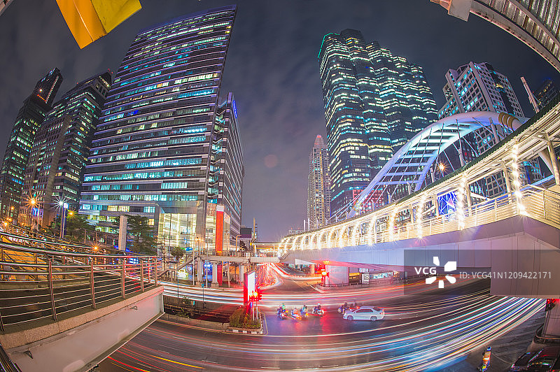 人行天桥Narathiwas-Sathorn。泰国曼谷中央商务区市中心崇农西空中火车站的空中漫步图片素材