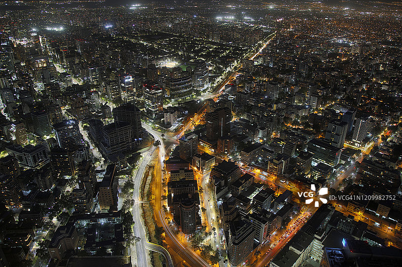 智利圣地亚哥，夜间鸟瞰图图片素材