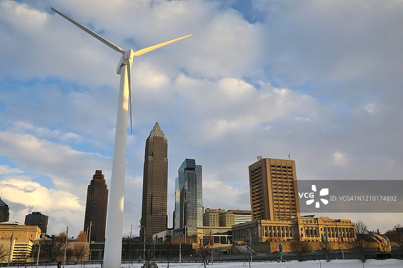 风力涡轮机为一个主要城市提供动力图片素材