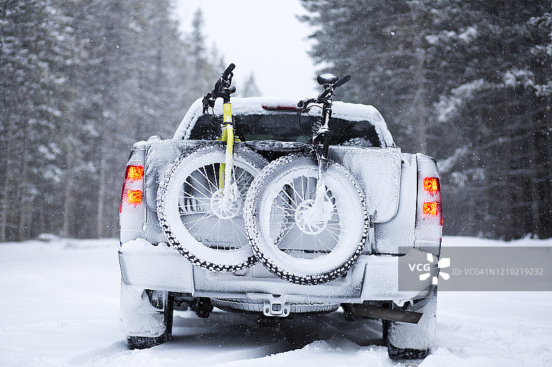 暴风雪期间卡车里的胖自行车图片素材