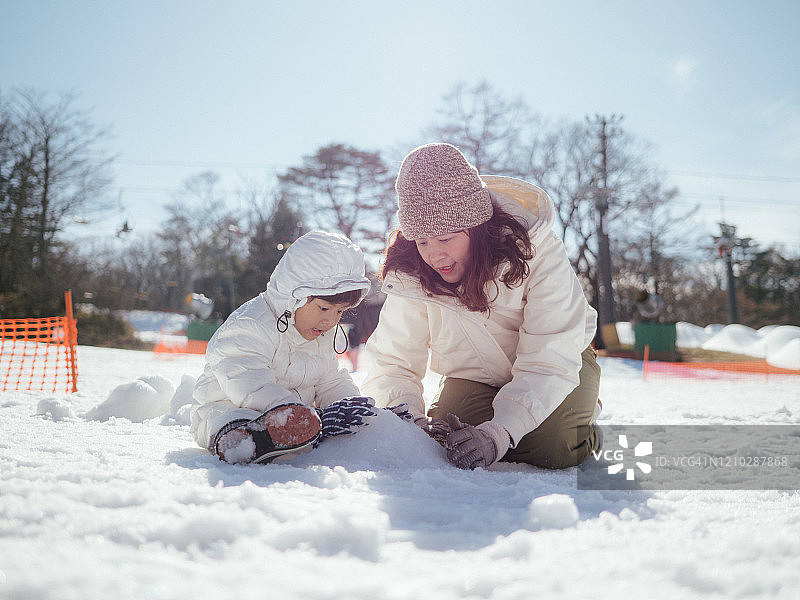 游客和孩子在外面的雪地里玩耍图片素材