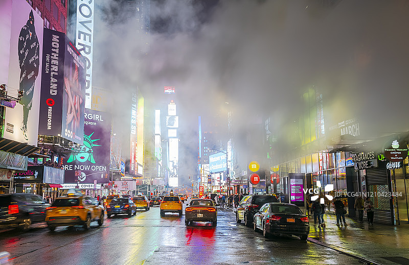 2020年2月25日，美国纽约，一个雨夜，蒸汽升起并飘过时代广场周围的曼哈顿中城建筑的大街。图片素材