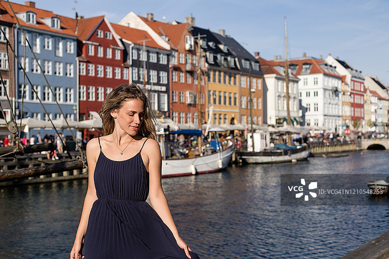 在哥本哈根享受阳光的快乐女人图片素材
