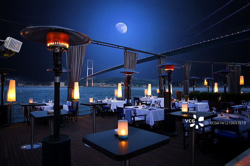 土耳其伊斯坦布尔博斯普鲁斯的豪华餐厅和夜总会图片素材