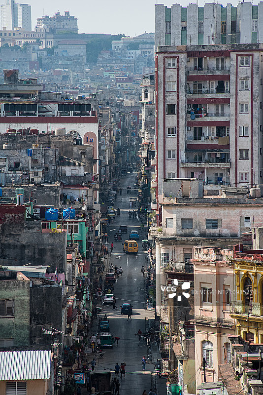 高角度的城市街道和哈瓦那老城的屋顶图片素材