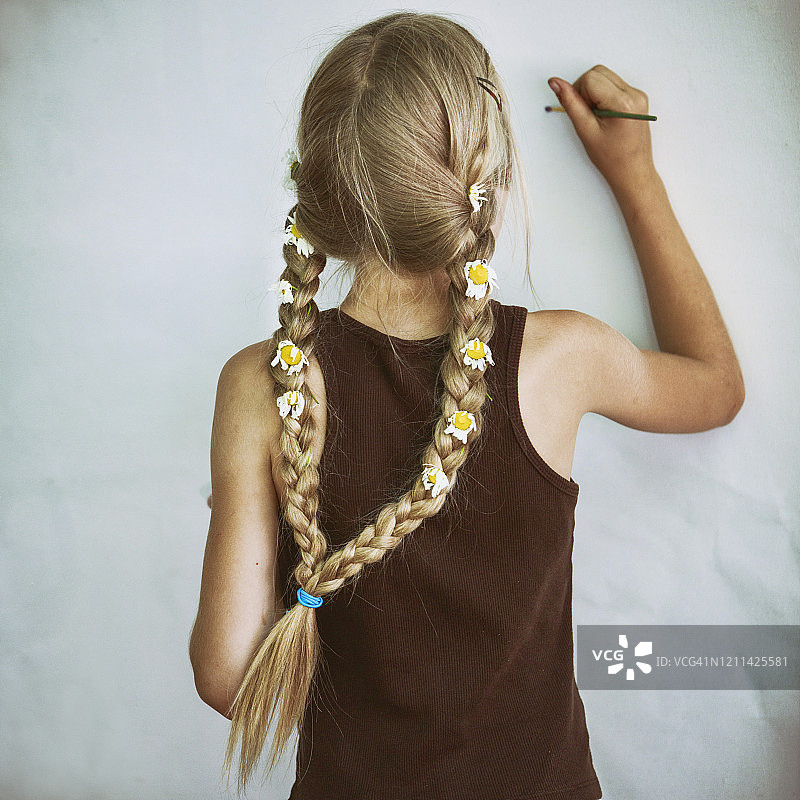 金发女孩，辫子，呼啦圈和花- 30图片素材