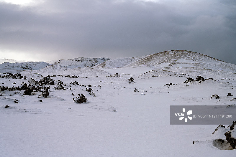 冰岛西部，白雪皑皑的山峰和熔岩场图片素材