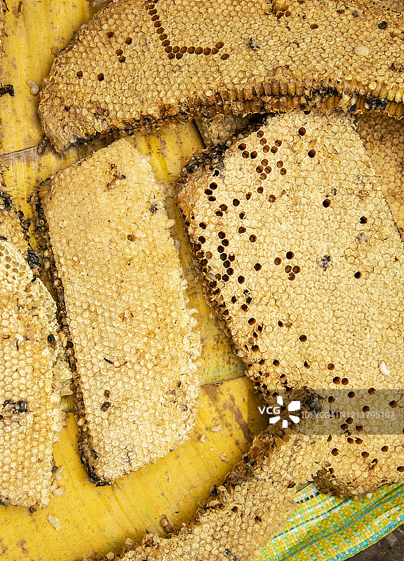 老挝琅勃拉邦街头市场上的天然蜂房图片素材