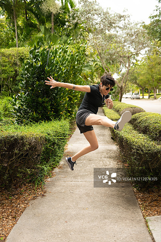跑酷自由式跑者跳跃和踢在户外的空气在迈阿密社区图片素材