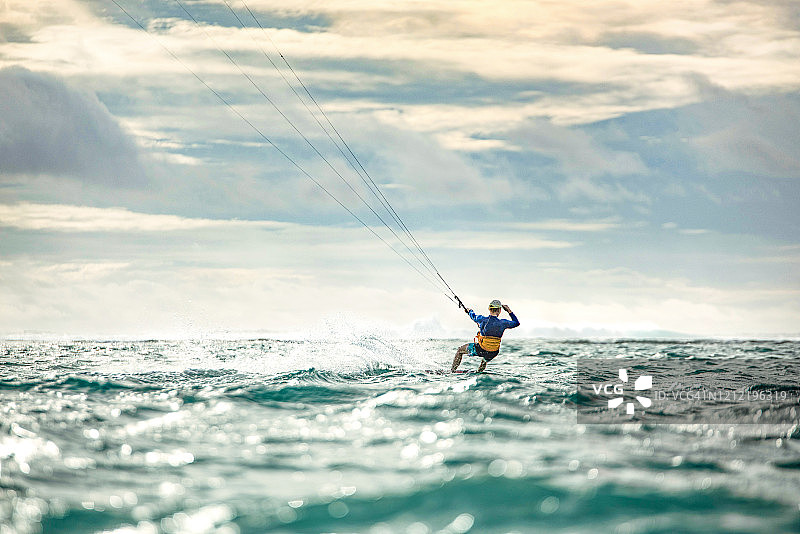最好的风筝冲浪体验在毛里求斯岛。图片素材