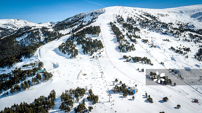 安道尔格兰德瓦利拉滑雪胜地的山景图片素材